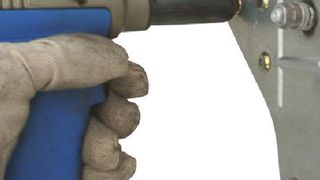 In Bereichen wo keine neuen Stanzniete gesetzt werden können, weil z.B. die Rückseite der Bauteile nicht mehr zugänglich ist, können mit dem Werkzeug Löcher an den alten Nietpositionen gestanzt werden um die Bauteile mit entsprechenden Avdel-Blindnieten wieder zu verbinden. Bild: Avdel (Archiv: Vogel Business Media)