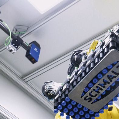 Das Solution Kit ivOS Sheet Metal ermöglicht KI-gesteuerte Blechhandhabung für wechselnde Formate ohne aufwendige Anpassungen. (Bild: Schmalz)