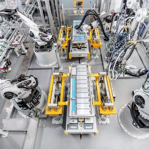Kuka realisiert in Zusammenarbeit mit Webasto eine der modernsten Produktionsanlagen für Batteriesysteme. 