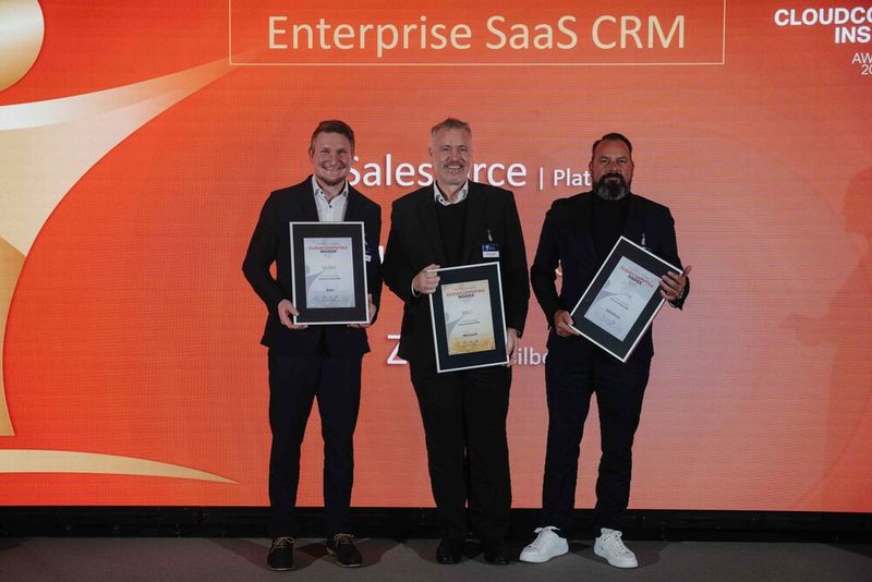 Auf dem Podium stehen die Gewinner in der Kategorie „Enterprise SaaS CRM“: Martin Schwarz von Zoho (Silber), Björn Tromsdorf für Microsoft (Gold) und Alexander Haditsch für Salesforce (Platin). (Bild: Manuel Emme Fotografie)