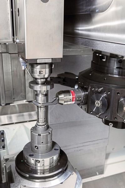 Zur Vermessung der Drehteile in der Maschine setzt Schuster den Messtaster TC61 von Blum mit einem speziell entwickelten Tasteinsatz ein. (Bild: Blum)