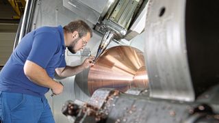 Die innere Kühlmittelzufuhr leitet den KSS an beide Flanken der Schneiden. Dies ermöglicht, neben der hohen Präzision und Standzeit, das Ausspülen der Späne aus den schmalen Nuten. (Bild: Horn/Sauermann)