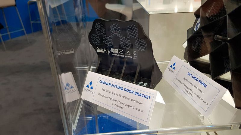 Victrex AE 250-Composites weisen mechanische, physikalische und chemische Beständigkeitseigenschaften auf, die für Mitglieder der Polyaryletherketon-Polymerfamilie (PAEK) wie PEEK typisch sind; dabei ist ihre kristalline Schmelztemperatur von nur 305 °C um 40 °C niedriger als diejenige von PEEK, was deutliche Vorteile in der Verarbeitung mit sich bringt.  (D.Quitter/konstruktionspraxis)