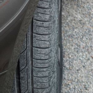 Und so sah der Reifen nach etwa 18 Kilometern kurvenreicher Fahrt aus. Das Fahrverhalten blieb erstaunlich stabil.(Foto:  Rosenow)