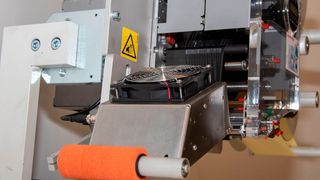 Mit dem indirekten Wipe-On-Verfahren können bis zu 240 Etiketten pro Minute gedruckt werden. (Bluhm Systeme)