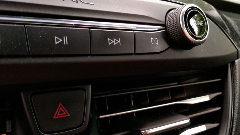 Ebenfalls praktisch und bisher eher in koreanischen Autos zu finden: Das Display über der Mittelkonsole lässt sich per Knopfdruck deaktivieren. (Bild: Thomas Günnel/Automobil Industrie)