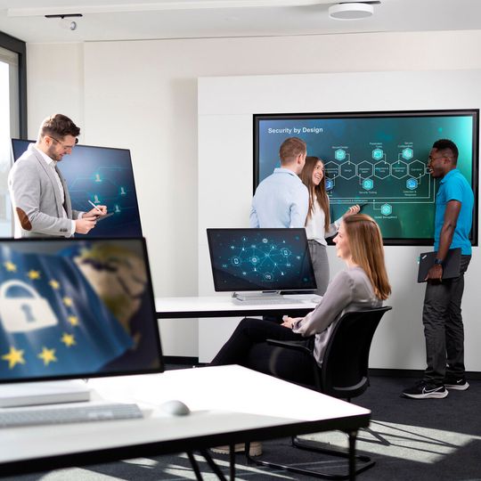 In seinem Secure Engineering Lab in Paderborn unterstützt das Fraunhofer IEM Unter-nehmen dabei, ihre Prozesse und Produkte den neuen EU-Richtlinien anzupassen.(Bild:  Fraunhofer IEM)