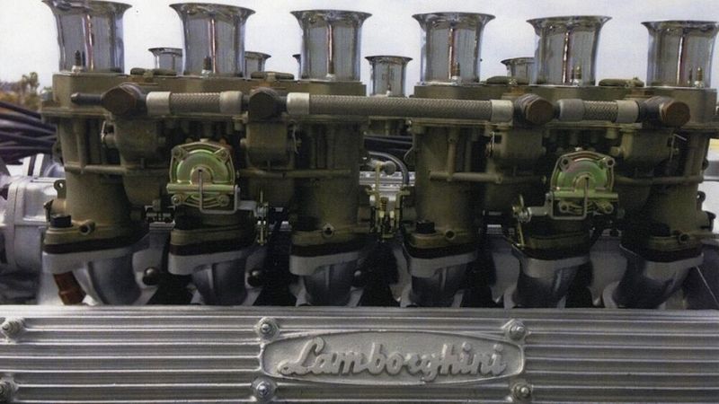 Insgesamt vier Weber-Dreifach-Fallstromvergaser vom Typ  IDL40 3C 3bbl versorgen die zwölf Zylinder des Motors mit dem nötigen Krafststoffgemisch. Das Portal spritverbrauch.de listet den Miura mit einem Durchschnittesverbauch von 17,37 Liter, was sicher bei einer zurückhaltenden Fahrweise zutreffen mag. (Bild: Lamborghini)