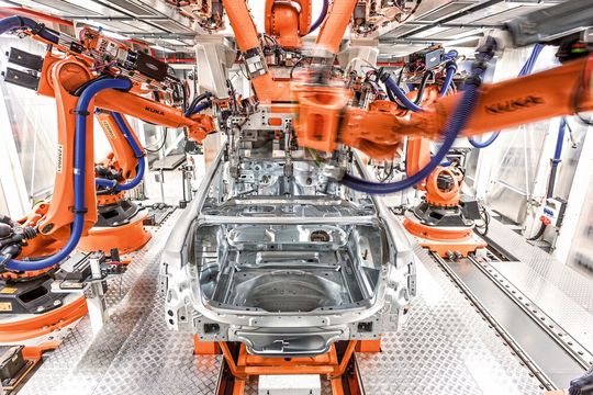 Bei der Produktion des AUDI A4 in Ingolstadt werden Seitenwandrahmen und Dach mittels Laserlötverfahren zur sogenannten Dachnullfuge verbunden. Bei der Produktion des AUDI A4 in Ingolstadt werden Seitenwandrahmen und Dach mittels Laserlötverfahren zur sogenannten Dachnullfuge verbunden.