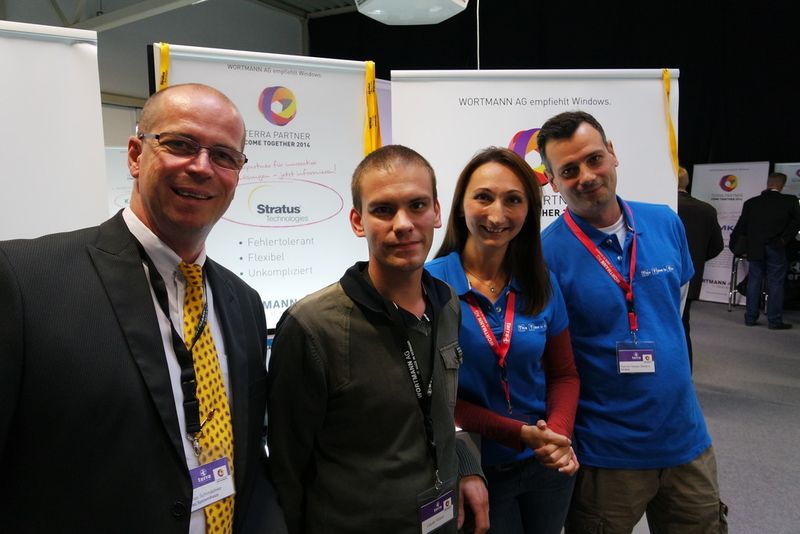 (v. l.) Thomas Schmädeke und Marko Flöter (Dateks) mit Zehra Eckhardt und Patrick Skwara (Stratus Technologies) (IT BUSINESS)