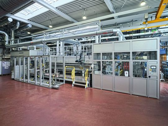 Pilotanlage in Marl. In dieser Pilotanlage in Marl produziert Evonik die anionenleitende DURAION®‑Membran. Sie ist eine Schlüsselkomponente der AEM‑Technologie (Anionenaustauschmembran), die die Herstellung von grünem Wasserstoff kostengünstiger macht.(Bild:  Evonik Industries AG)