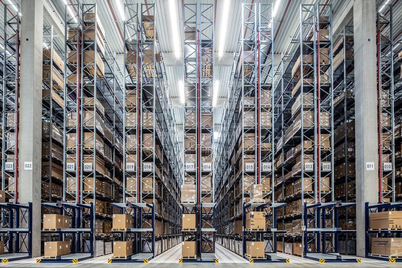 Bei Vierol sind im neuen Logistikzentrum jetzt 12.600 Palettenstellplätze installiert. Meta hat diese Menge per Palettenhochregal auf kompakte Art realisiert, wenn man den reinen Flächenbedarf dafür betrachtet. In der Höhe misst es 15 Meter. (Bild: Meta)