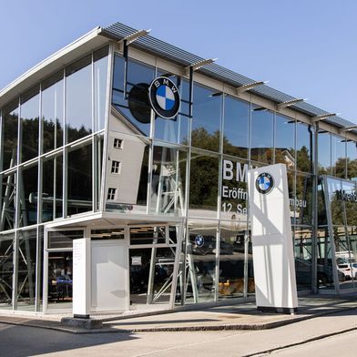 Das Autohaus Widmann + Winterholler hat den Standort Füssen nach dem Retail-Next-Konzept von BMW umgebaut. (Bild: Widmann + Winterholler)