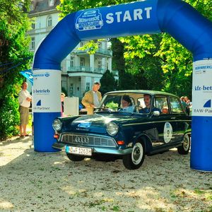 Und los geht’s: Der DKW F12 (Baujahr 1963) war im Grunde ein weiterentwickelter DKW Junior de luxe. Aber mit Luxus, wie wir ihn heute verstehen,  hatte dies wenig zu tun. (Bild:  Zietz/»kfz-betrieb«)