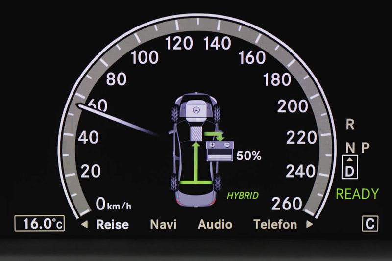 Das Zentraldisplay des Mercedes zeigt die Energieströme an. (Archiv: Vogel Business Media)