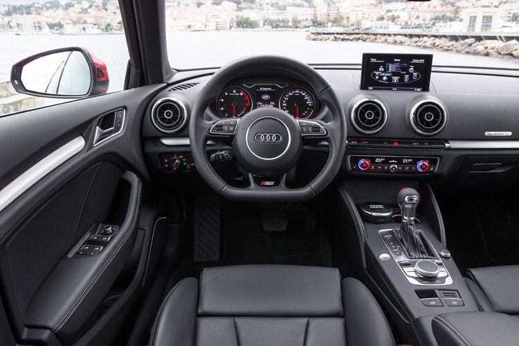 Gediegene Sportlichkeit prägt das Cockpit mit den gut ablesbaren Rundinstrumenten. (Foto: Audi)