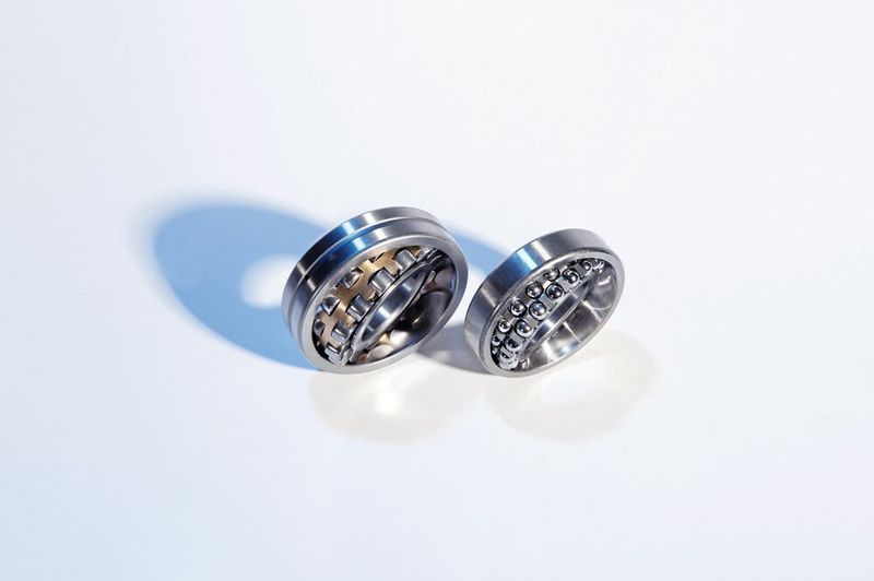 Die KBT Pendelrollenlager von Knapp Wälzlagertechnik können dynamische Winkelfehler bis 3,5° aufnehmen. Einsatz finden sie in Vibrationsaggregaten und in Maschinen, die stark beansprucht werden, z.B. in Straßenwalzen, Rüttlern, Sägegattern, Kompressoren, Schiffsantrieben, Windrädern. (Knapp Wälzlagertechnik )