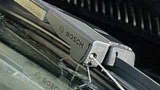 Mit Direktanspritzung: der Bosch Jet Wiper. (Foto: Bosch)
