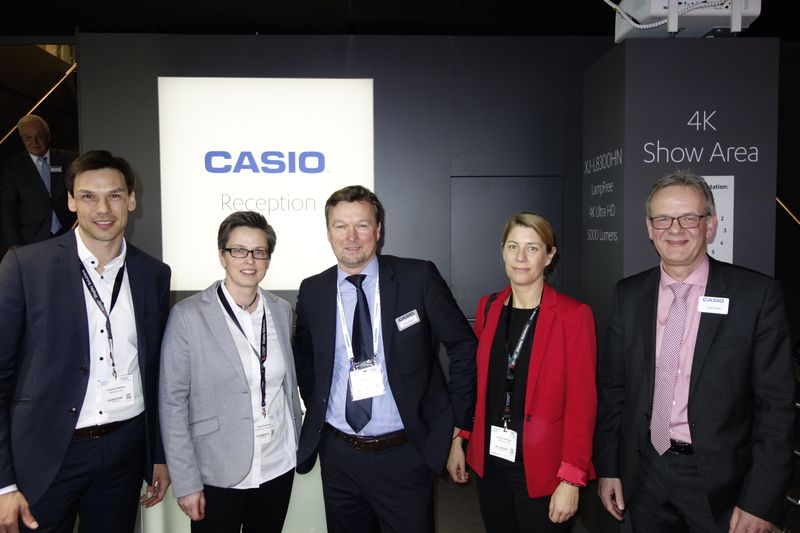 (v. l.) Andreas Ruhland, Medium, Sylke Rohbrecht, ALSO, Frank Aßmann, Casio, Verena Vorberger, Medium, und Jürgen Ehrecke, Casio. (Bild: IT-BUSINESS)