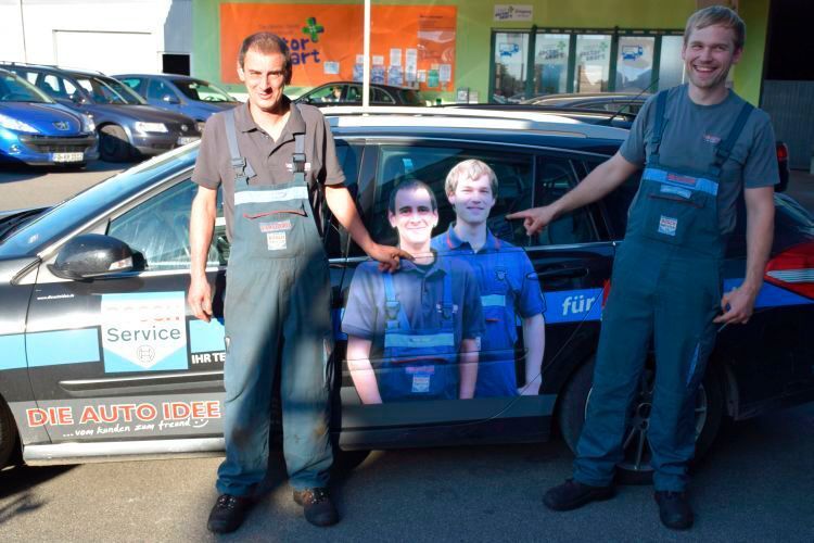 Auf den Ersatzfahrzeugen sind die Mechaniker fast in Lebensgröße zu sehen. (Rubbel)