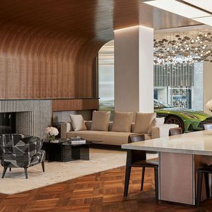 Das Ambiente im Q-Store ist britisch-modern.(Bild:  Aston Martin)