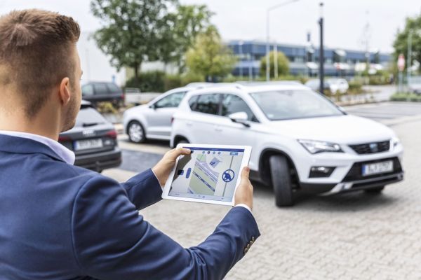 Anhand eines Einparkmanövers zeigt IAV, wie der Fahrer nach dem Verlassen des Fahrzeugs dieses per „Remote Control“ über ein Tablet sicher in eine Parklücke steuern kann.  (IAV)