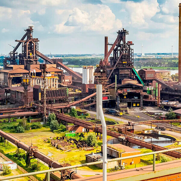 Das Stahlwerk von Arcelor Mittal an der Weser in Bremen. Den Kohlenstoff in der Stahlproduktion durch Wasserstoff zu ersetzen, ist eine der vielen Aufgaben, an denen im Großforschungsprojekt Hybit gearbeitet wird.