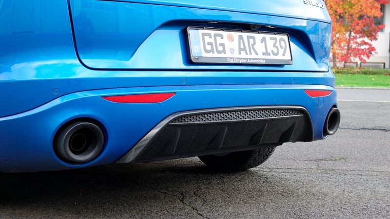 Die Auspuffblenden sind riesig, aber halt eben nur Blenden. Der tatsächliche Rohrdurchmesser ist deutlich kleiner. (Bild: Schreiner – »kfz-betrieb«)