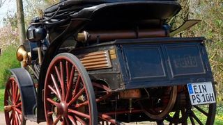 Erstzulassung 1894, Wiederzulassung 2019: Die „Benz Victoria“ des PS Speichers greift ab sofort offiziell ins Straßengeschehen ein. (PS Speicher)