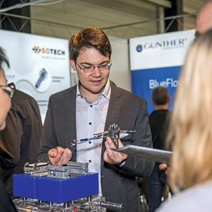 Die Besuchenden der Swiss Plastics Expo können sich auf Inspiration aus der Kunststoffindustrie entlang der gesamten Wertschöpfungskette, auf Fachwissen zu aktuellen Themen wie Künstliche Intelligenz und Nachhaltigkeit sowie auf zahlreiche Networking-Möglichkeiten freuen.(Bild:  Christoph Arnet)