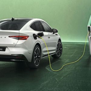 Der Enyaq ist weiterhin auch als Coupé zu haben – ebenfalls in neuer Optik.(Bild:  Skoda)