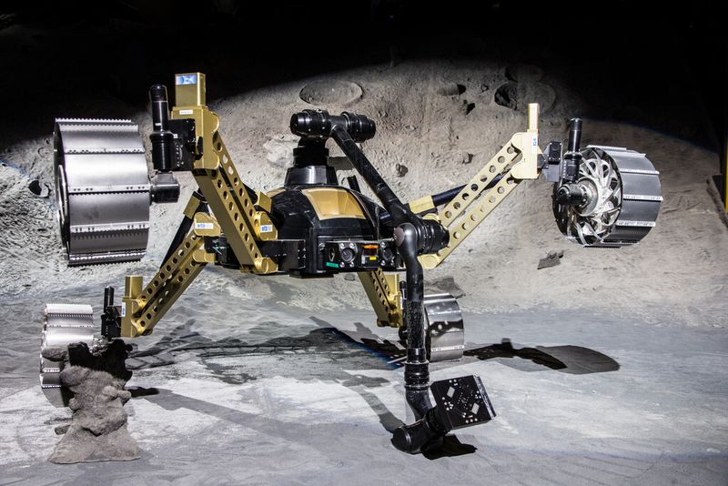 Mit dem flexiblen Arm stützt er sich ab, um sich aus der Klemme zu helfen – zum Beispiel, wenn er sich in sandigem Boden festgefahren hat. Im Regelfall hebt Sherpa nur ein Rad an. Der Arm ist jedoch stark genug, das Gewicht von Sherpa zu tragen, wenn zwei Räder gleichzeitig vom Boden gehoben werden. (Bild: DFKI/Florian Cordes)