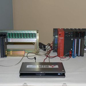 Upgrades leicht gemacht: Die Steuerdaten der alten A2A (rechts, sie stammt von 1980) lassen sich über ein Notebook ohne Probleme auf eine aktuelle Mitsubishi-SPS aus der Sytem-Q-Serie übertragen.  Bilder: Drescher