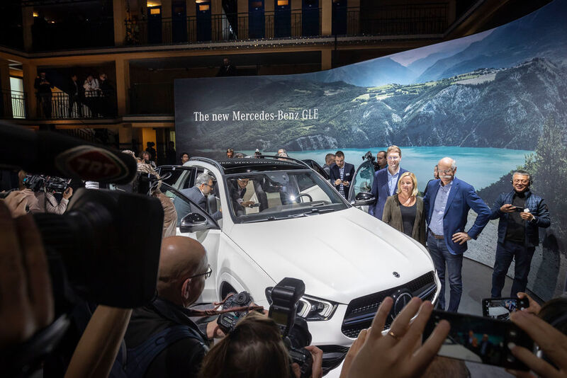 Im Rahmen des Formats „Meet Mercedes“ erlebten rund 400 geladene Gäste bereits am Vorabend der Paris Motor Show die Weltpremiere des Mercedes-Benz GLE. (Daimler)
