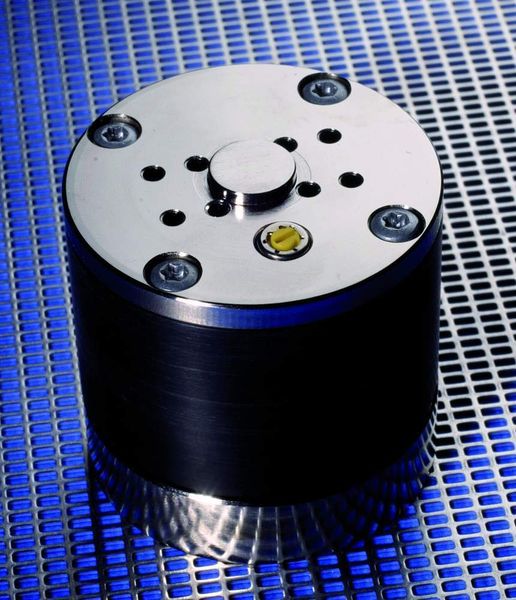 Adapter mit Mikrobrennstoffzelle (oben, unterhalb der Löcher) und drei Wasserstofferzeugungszellen. (Archiv: Vogel Business Media)