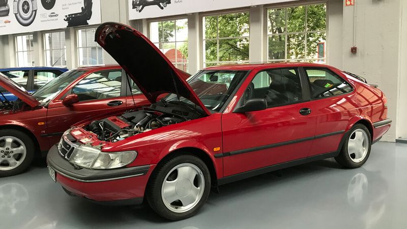 Als noch junge GM-Tochter brachte Saab 1993 den neuen 900 auf den Markt, der technisch auf dem Opel Vectra basierte. Technisch war die auffälligste Änderung gegenüber dem Vorgänger der nun quer eingebaute Motor. Das Getriebe befand sich links neben der Maschine. (Bild: autodrom)