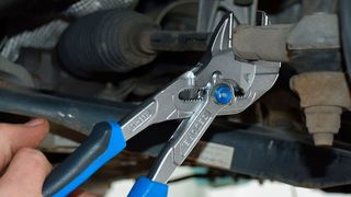 Bei nicht mehr ganz maßhaltigen oder ungängigen Schlüsselweiten leistet ein stufenlos einstellbares Werkzeug gute Dienste. (Holz / »kfz-betrieb«)