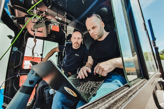 Zwei Mitarbeiter von Durot Electric bereiten die Inbetriebnahme eines neuartigen Kommunalfahrzeugs vor Zwei Mitarbeiter von Durot Electric bereiten die Inbetriebnahme eines neuartigen Kommunalfahrzeugs vor