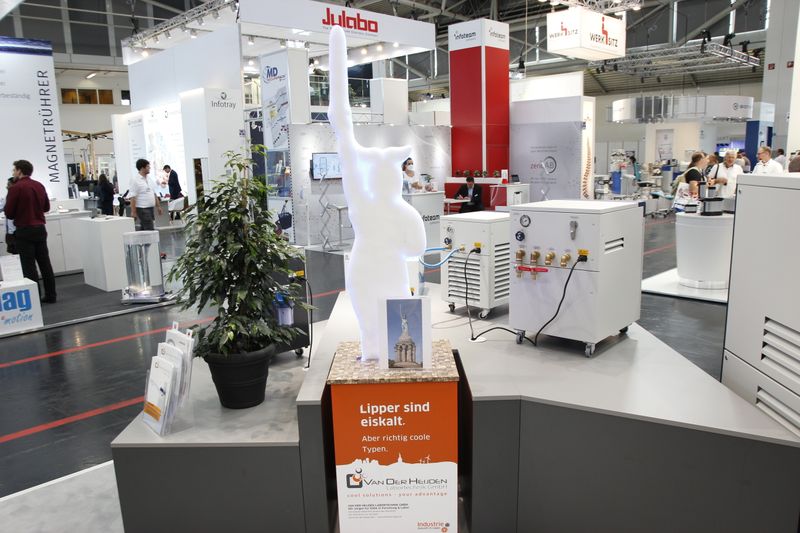 Am Stand von Huber haben die „coolen Typen“ von Van-der-Heijden Labortechnik das Hermannsdenkmal aus Eis nachgestellt. Grundlage war eine Silhouette aus heruntergekühltem Metall, an deren Oberfläche im Lauf der Messe nach und nach Luftfeuchtigkeit ausfror.   (LABORPRAXIS, C. Lüttmann)