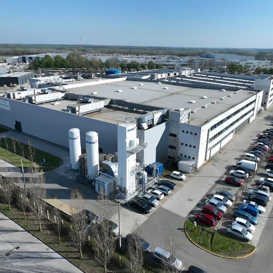 Um den Stickstoffbedarf des Automobilelektronikherstellers Harman zu decken, hat Messer im Werk Székesfehérvár eine neue Stickstoffanlage mit einer neuen, energieeffizienten Technologielösung in Betrieb genommen.(Bild:  Messer Group)