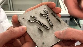 Klein, aber besonders: Die ersten Schraubenschlüssel, die in der Schwerelosigkeit gedruckt wurden. Forscher der Bundesanstalt für Materialforschung und -prüfung (BAM) arbeiten gemeinsam mit der Technischen Universität Clausthal und dem Deutschen Zentrum für Luft- und Raumfahrt /DLR) an dem neuen Herstellungsverfahren für Werkzeuge und Ersatzteile auf Weltraummissionen. (BAM)