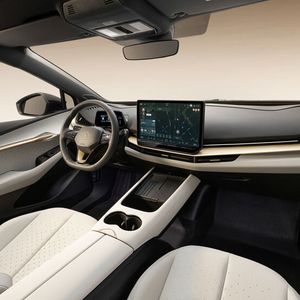 The cockpit is tidy, a large display dominates.(Image: Volkswagen AG)