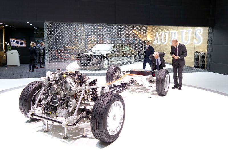 Angetrieben werden beide von einem 4,4-Liter großen V8-Benziner, der von einem Elektromotor unterstützt wird. Die Leistung des Antriebsstrangs beträgt 598 PS. (Wehner / »kfz-betrieb)