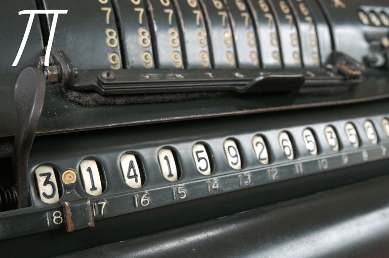 Pi ist unendlich, wiederholt sich nicht und folgt keinen Muster. Für Pi-Fans gibt es die ersten 2,5 Mio. Ziffern aber immerhin als gedrucktes Buch. Für eine Aufnahme in den Verein „Freunde der Zahl Pi“ reicht es, die ersten 100 Stellen auswendig zu können. Der „Pi-Day“ ist der 14.3. (Bild: gemeinfrei)