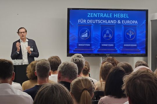 Dr. Fabian Göbel von Nunatak erklärt, welche drei Hebel Physical AI in Europa voranbringen.(Bild:  Stefan Girschner)