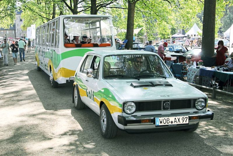 Sitzpause an einem heißen Tag: das „Golf-Bähnle“ der Wolfsburger Verkehrsbetriebe. (Bild: Ampnet)