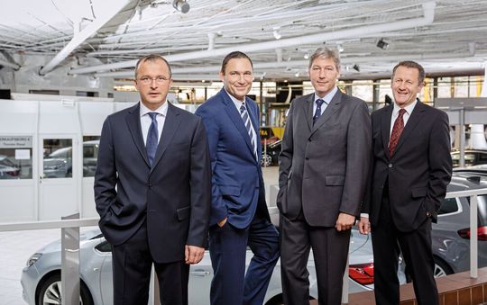 Freuen sich über einen guten Konzernabschluss (von links): Die AVAG-Chefs Ulf Pfeiffer, Roman Still, Albert C. Still und Markus Kruis – zum Vergrößern bitte klicken.(Bild:  Nadine Rupp)