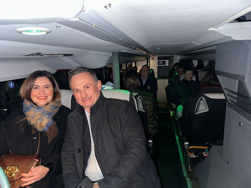 Aline Gauthier & Wojtek Rudko (Samsung) checken, ob alle Gäste im Bus sind. (Bild: Vogel IT-Medien GmbH)