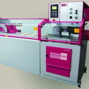 Bild 2: Die Unterflurkreissäge PSU 450 M hat eine hydraulische Spanneinrichtung für das Schnittgut.
