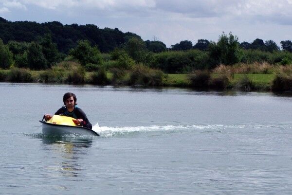 Ross Kemp mit seinem elektrisch angetriebenen Jet-Ski-Paddlebord im Wasser (Bild: asapwatercraft)